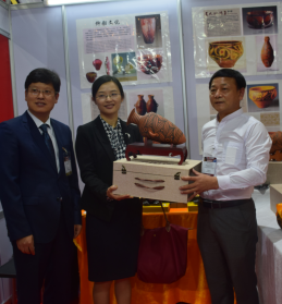 中國駐泰國大使館參贊煅煉女士親臨展會(huì)現(xiàn)場，并收藏了劉新安制作的彩陶代表作《小口尖底瓶》